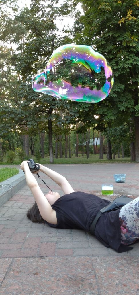 Изображение сайта bahmut.in.ua Тетяна Павлюк знімає відеоарт для проєкту Гра в Деконструкції дует shallow wat і some static pictures 3d5de