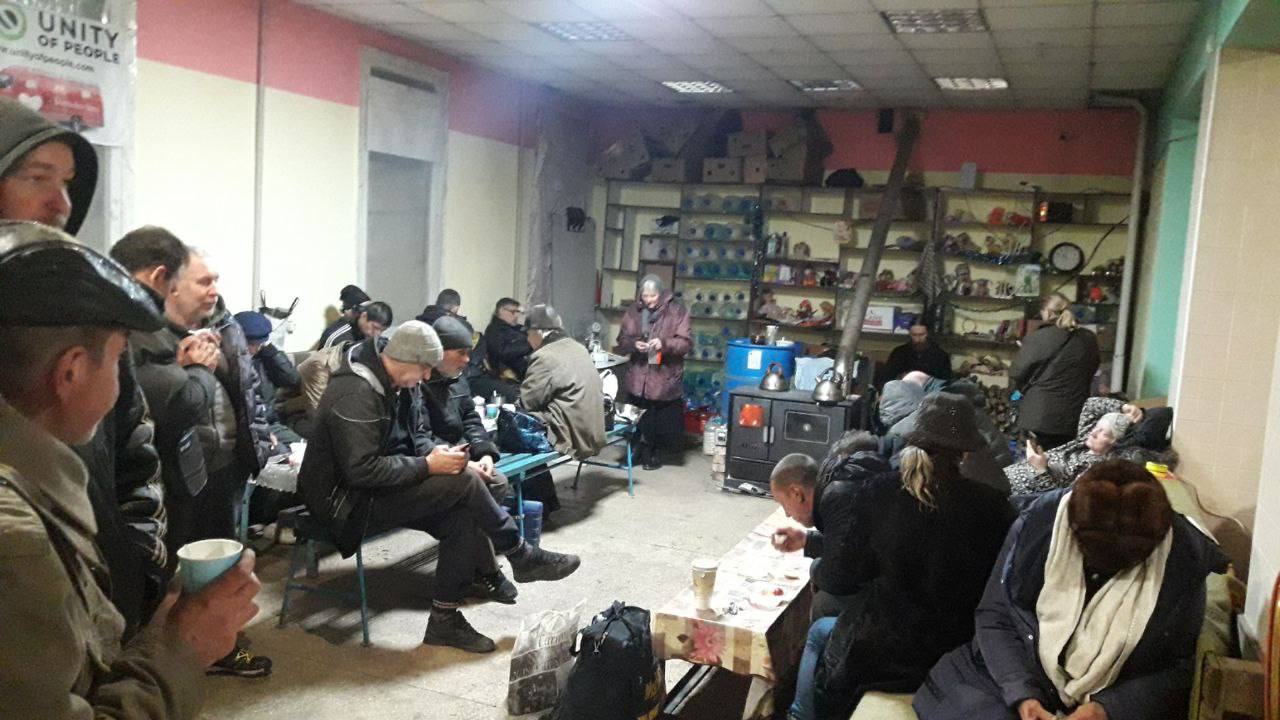 Люди в Бахмуті в пункті Незламності Люди в Бахмуті в пункті Незламності