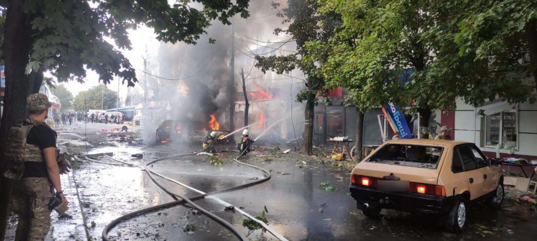 Рятувальники гасять пожежу в Костянтинівці