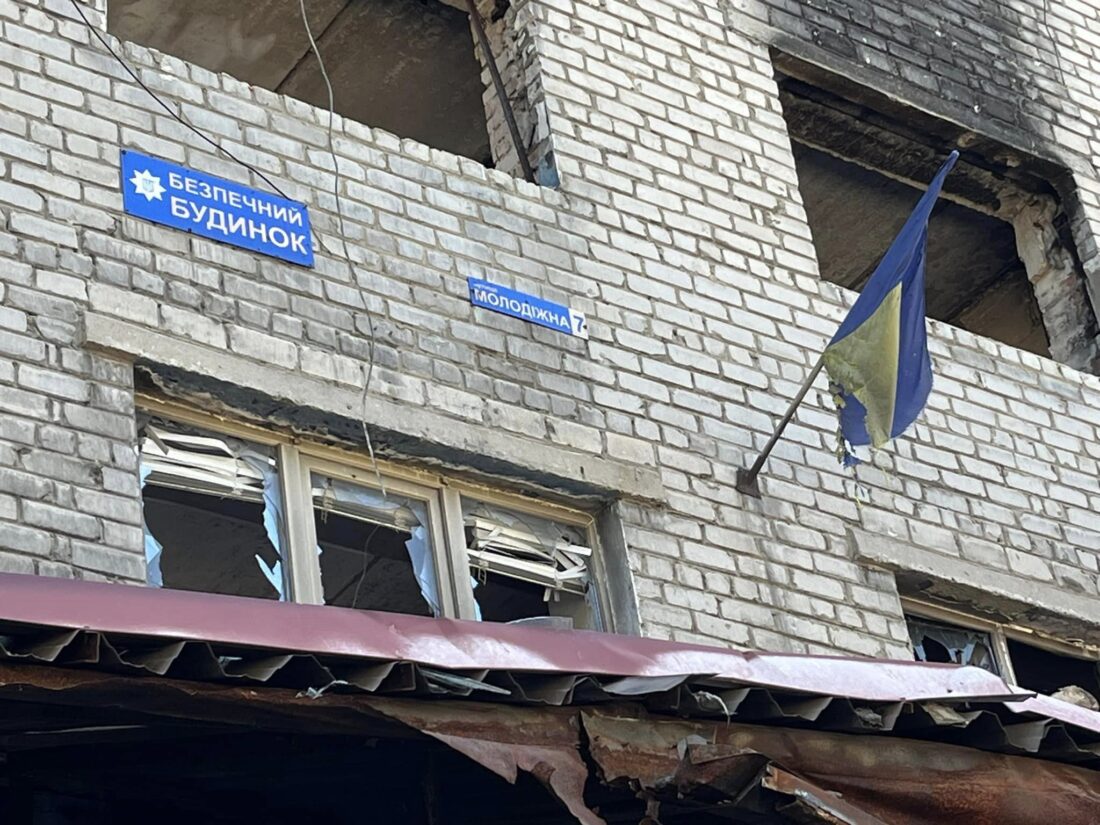 Прапор України на пошкодженій будівлі в Сіверську