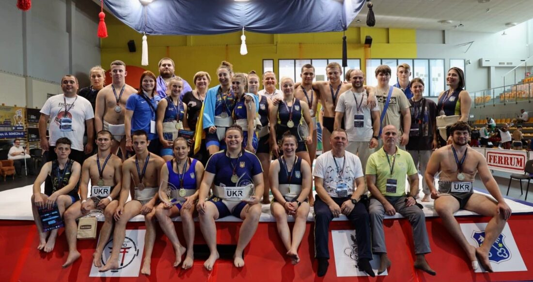 Колективна світлина національної збірної України з сумо на Чемпіонаті Європи в Польщі
