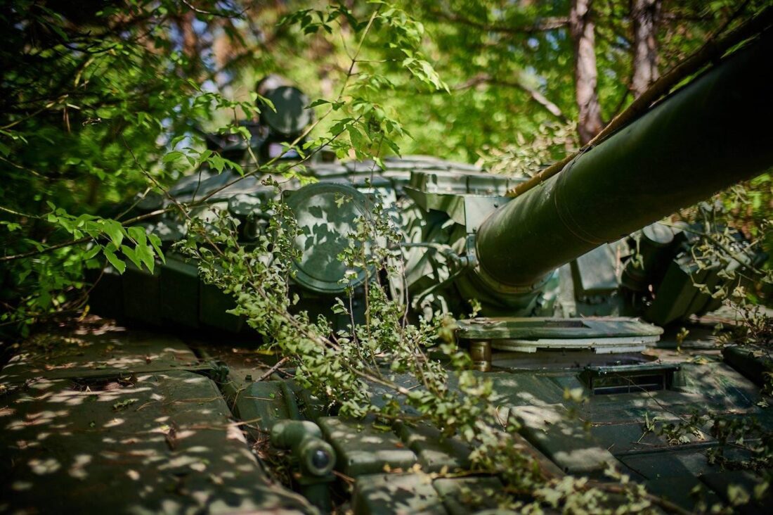 Замаскований танк ЗСУ