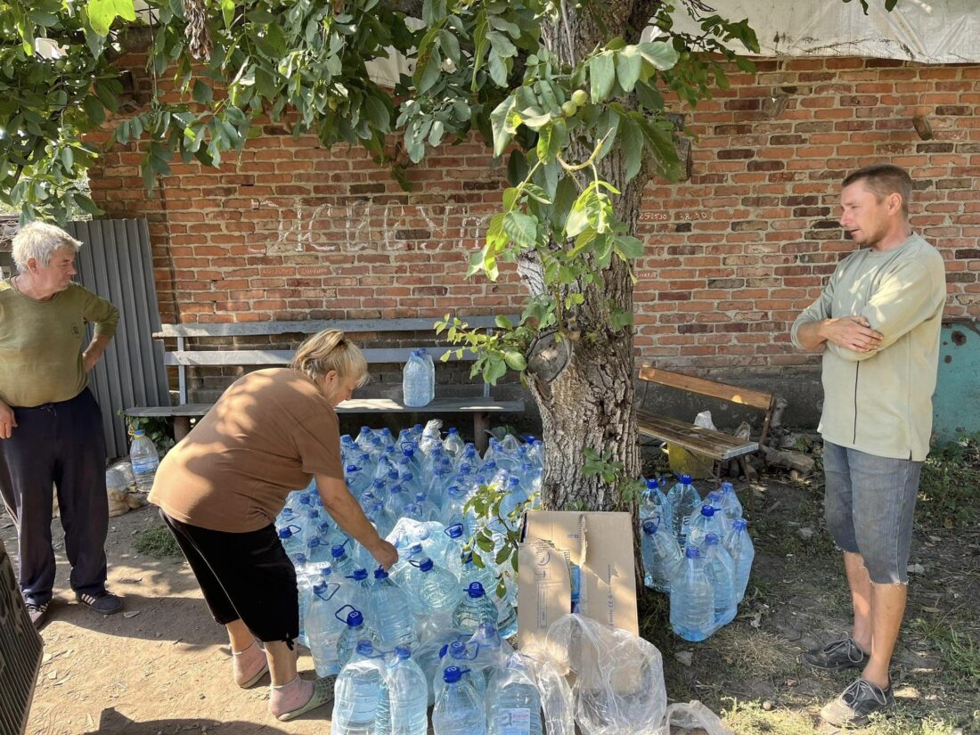 Волонтери привозять мешканцям питну воду 