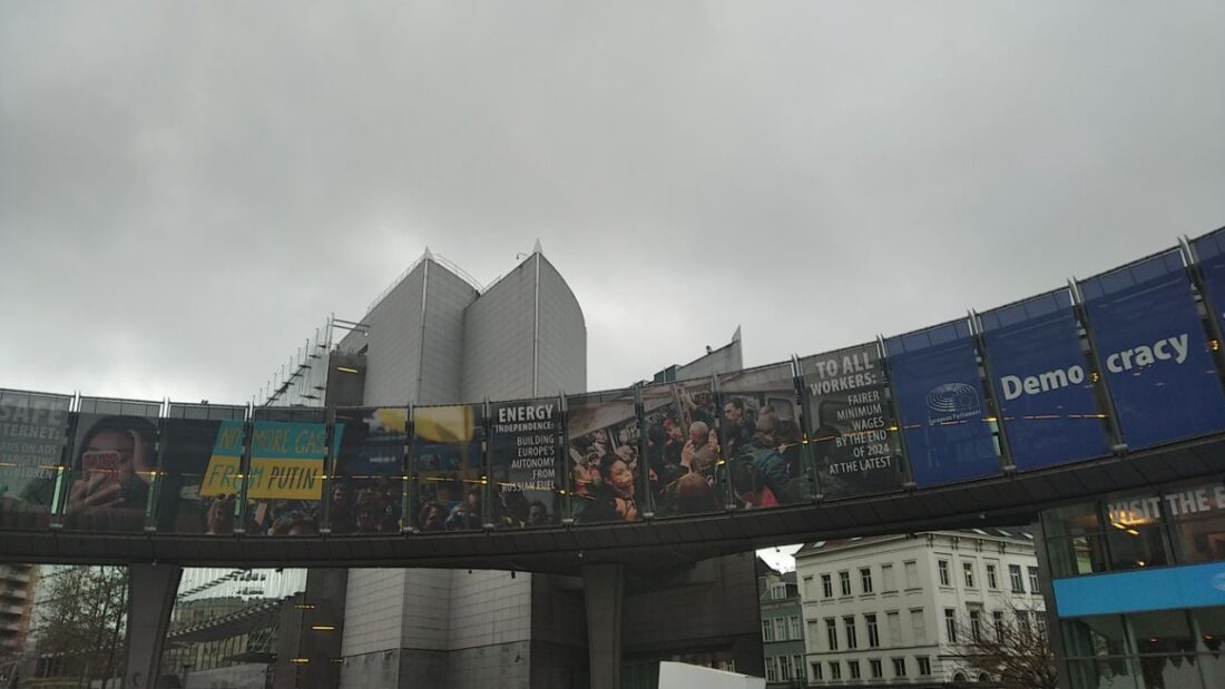 У Брюсселі на вулицях розмістили нагадування про Україну / фото Бахмут IN.UA