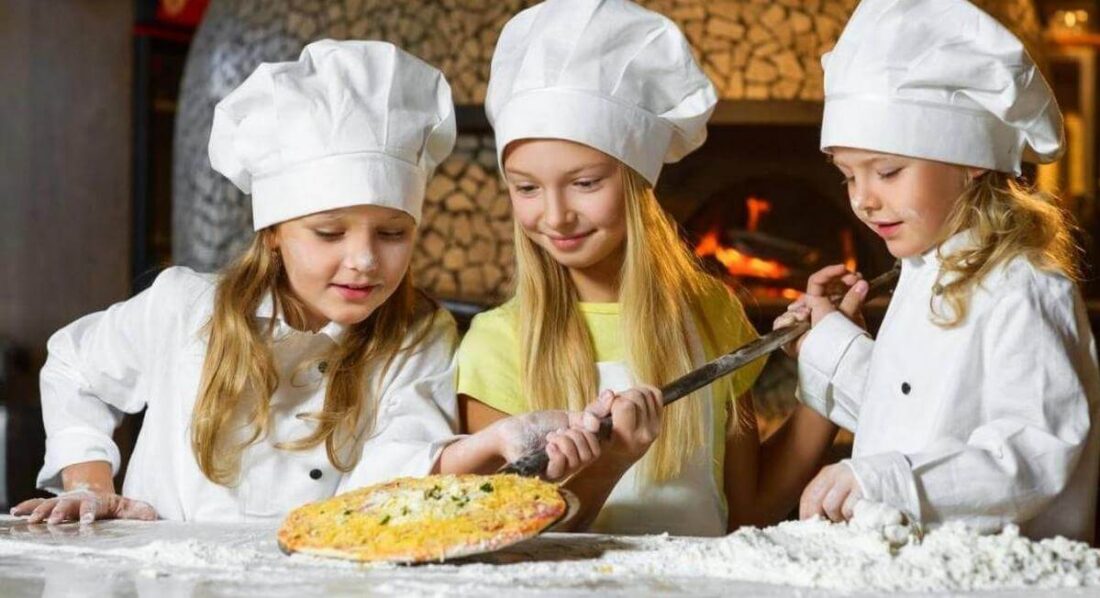 Діти готують піцу