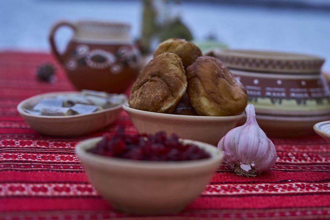 Пампушки, оселедець та бурячок на столі / Максим Шандиба