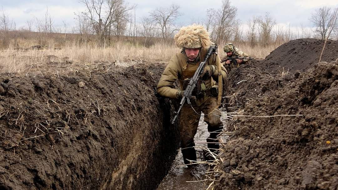 Українські захисники в окопі