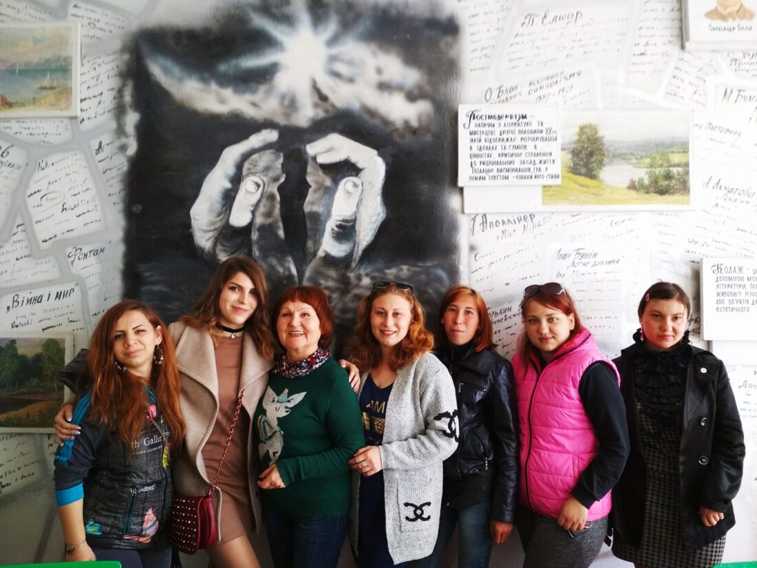 Вчителька Лариса Карлова з учнями ліцею в Оріхові, після контрольної на тему “Захист вітчизни”, квітень 2018 року
