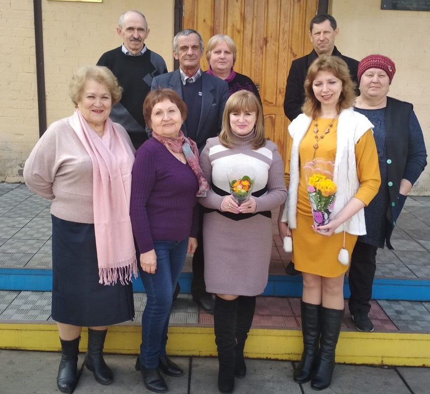 Біля ліцею в Оріхові пані Лариса з колегами-вчителями, 7 березня 2019 року
