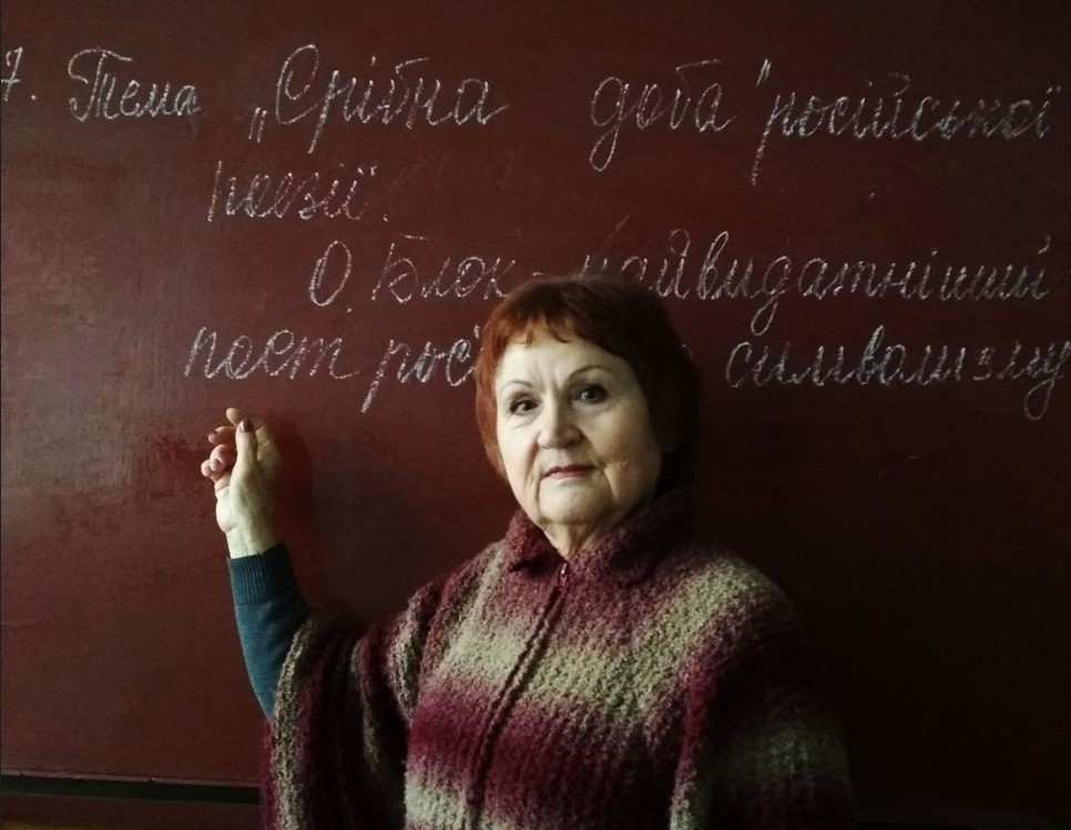 Лариса Карлова у дошки, пояснює тему з російської літератури, листопад 2017 року

