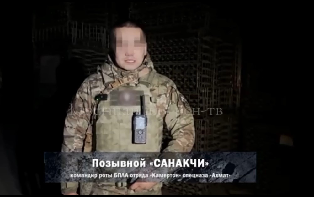 Російський окупант на фоні пляшок з вином / скриншот