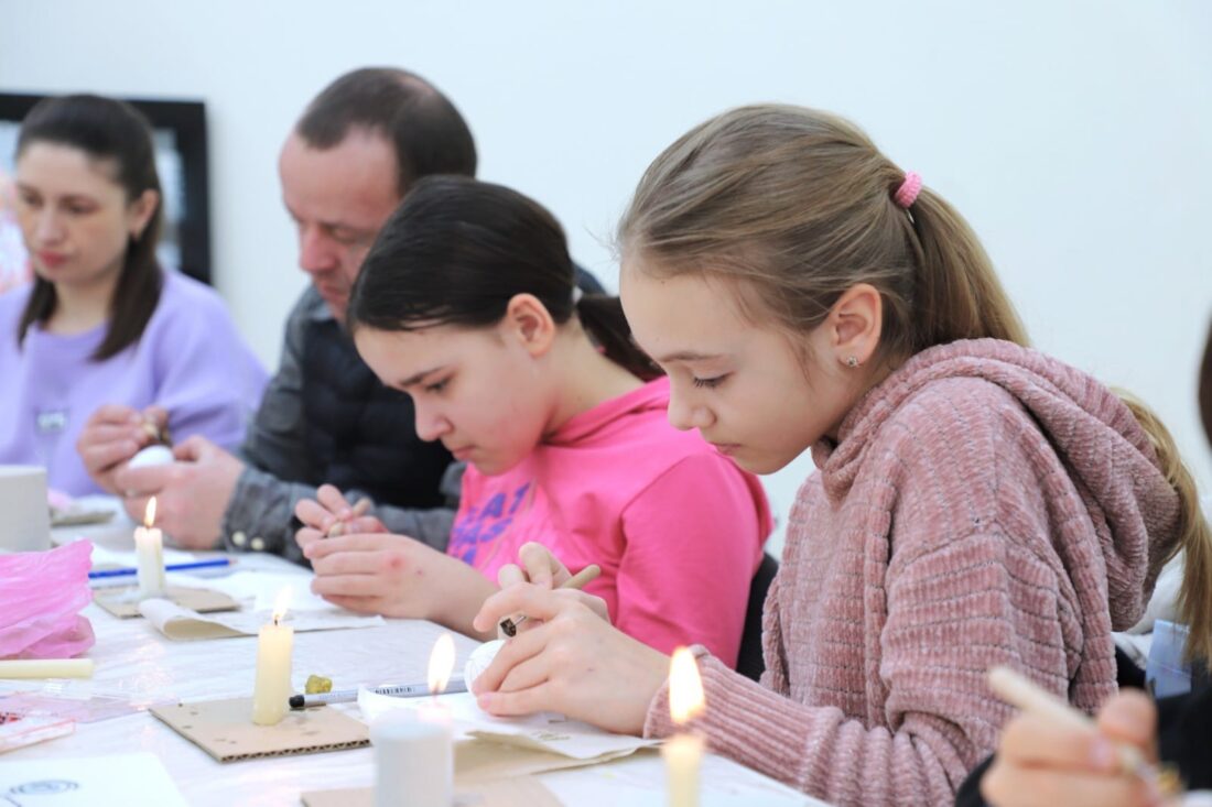Діти малюють писанки Краматорськ