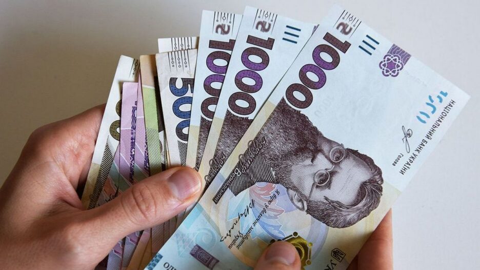 Гроші в руках, виплати ВПО