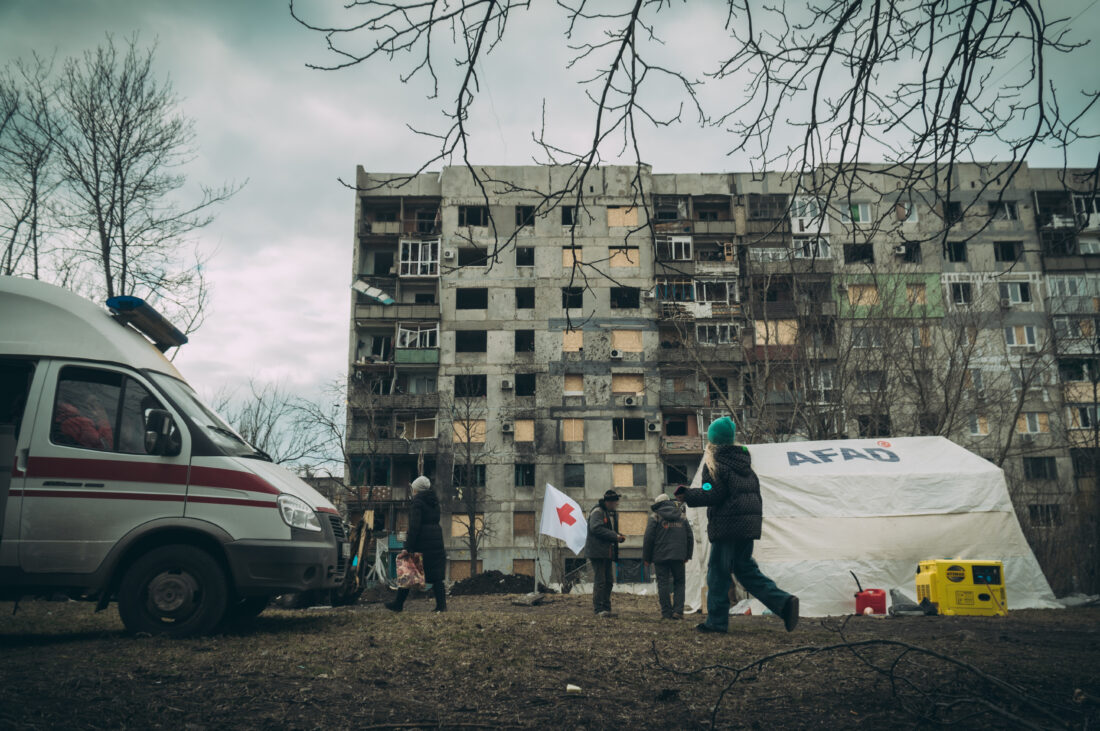 Людям надають першу медичну та гуманітарну допомогу / фото Роман Потапенко для Бахмут IN.UA