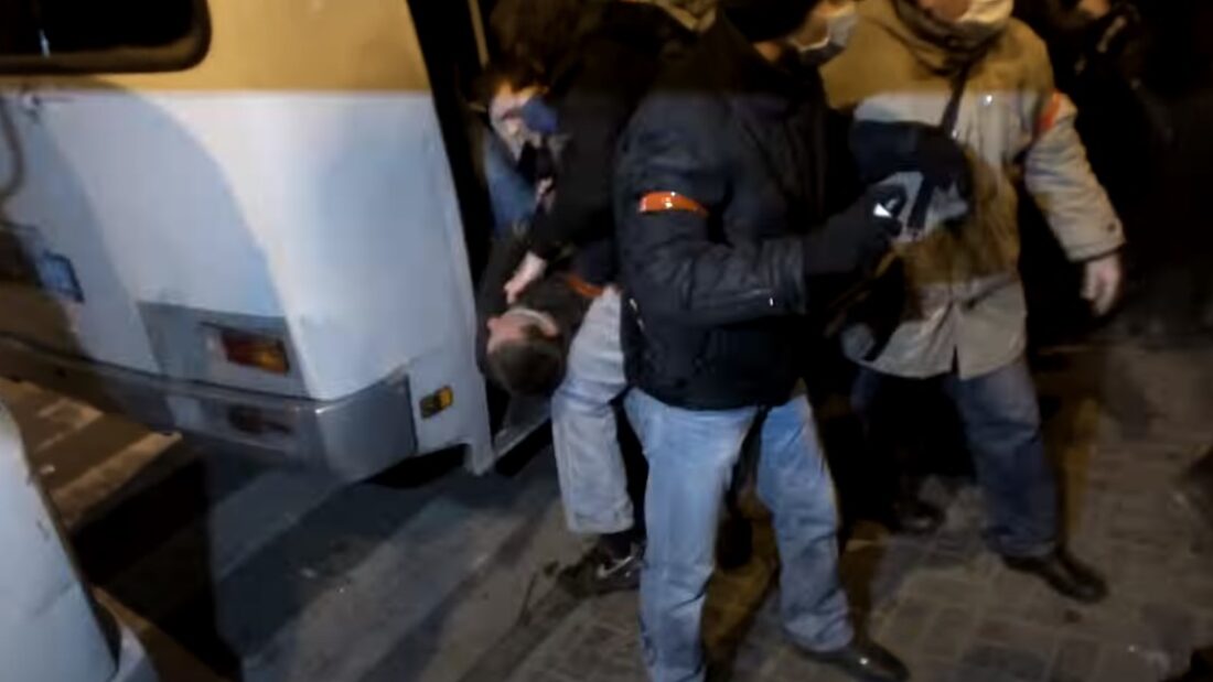 Людину з пораненою головою затягують в автобус, Донецьк, 2014 рік / скриншот