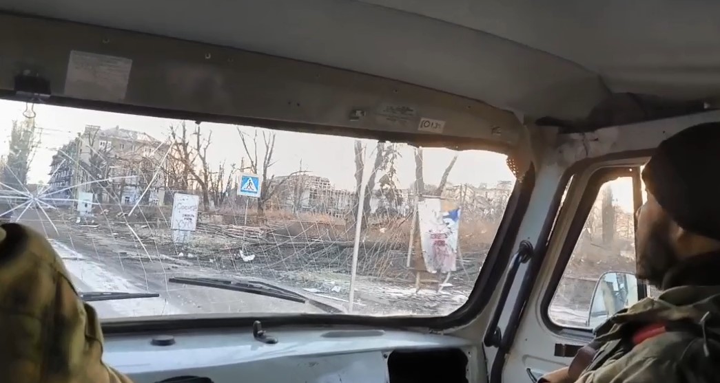 Росіяни їдуть розтрощеним містом