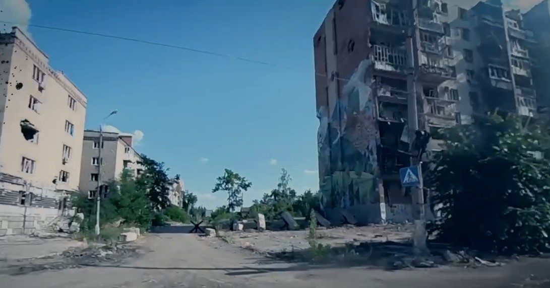 Збереглася будівля з муралом на перехресті вулиць Горбатова і Садової / фото скриншот
