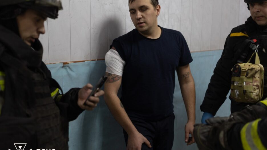 Поранений рятувальник / фото ДСНС