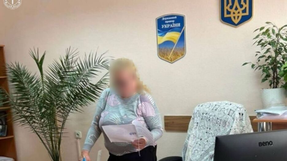 засудили