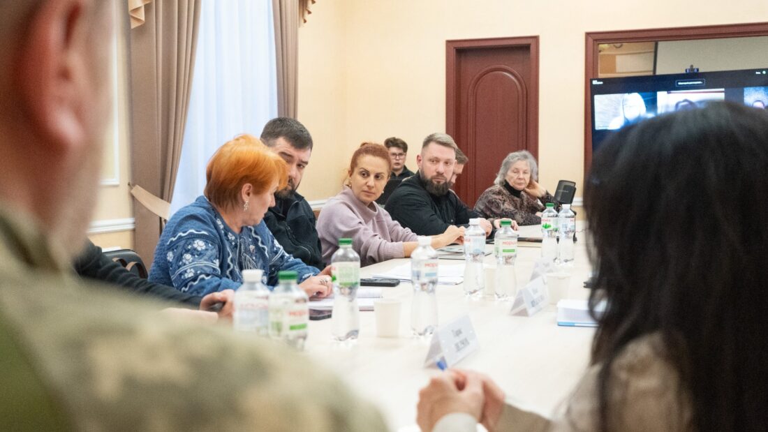 політику