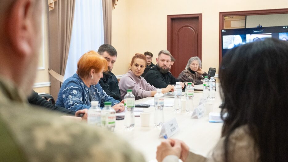 політику